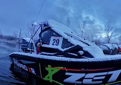 Опция FISHPRO: Ходовой тент-козырек без боковин и задней части, складные дуги (XR)